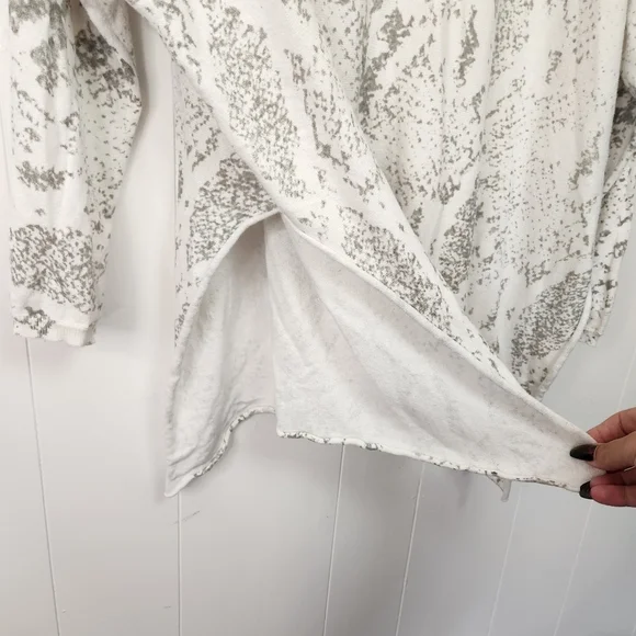 Design Lab White Snakeskin Oversized Loose V-Neck Sweater Top Size 1X Light - Picture 6 of 7